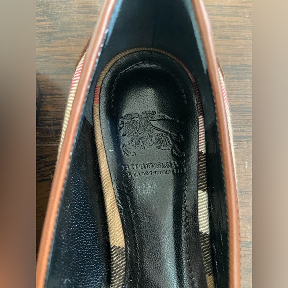 Burberry Pointy toes flats sz 35.5 - Picture 2 of 4